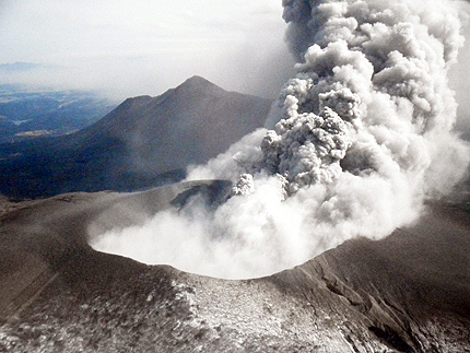Вулкан в Япония спря самолети