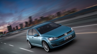 Volkswagen губи пазарен дял, но все още води по продажби