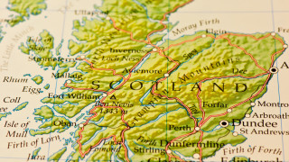 Пътнически влак дерайлира в Североизточна Шотландия информира АФП Според разпространяваната