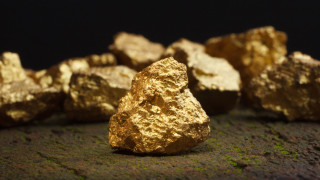 Банковата криза и поевтиняването на долара повишиха цената на златото