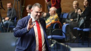 Депутатът от ДПС Ново начало Делян Пеевски излезе пред журналистите в