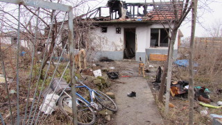 Психично болен загина при пожар в дома си