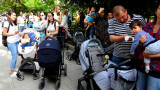 Протестна детска градина спретнаха родители под прозорците на Фандъкова