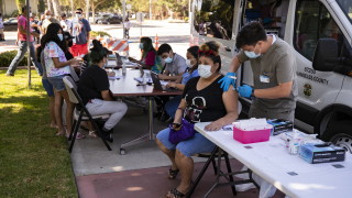 Половината от населението на САЩ е напълно ваксинирано срещу COVID 19