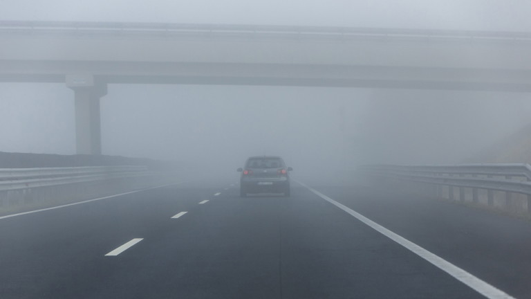 Гъста мъгла затруднява движението в Пазарджишко 