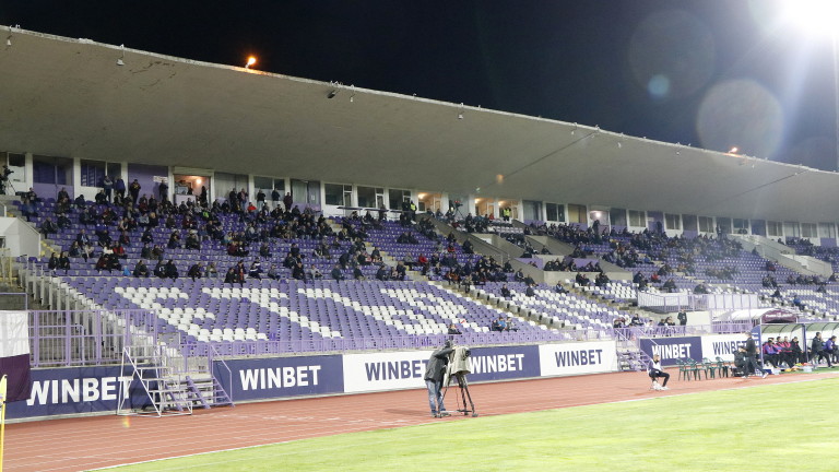 Сериозно заснежен е стадион Ивайло във Велико Търново, информира dsport.