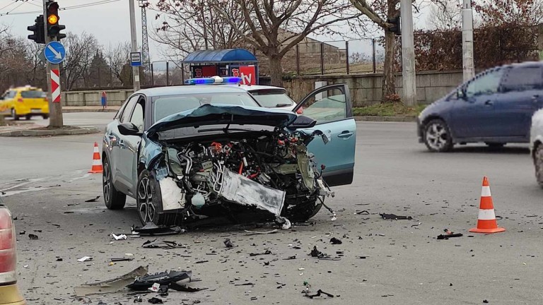 Четирима души пострадаха при катастрофа между две коли в Сливен,
