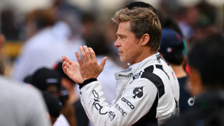 Как Брад Пит скри шапката на пилотите от F1