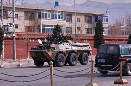 Китайската армия патрулира по улиците на Лхаса