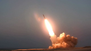 Иран разкри балистична ракета за която министърът на отбраната Амир