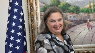 Заместник държавният секретар на САЩ Виктория Нюланд разговаря с гръцкия външен