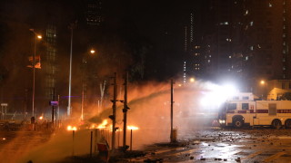 Полицията в Хонконг в неделя вечер задържа десетки радикални протестиращи