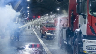 Кола пламна преди тунел Топли дол на АМ Хемус Сигналът