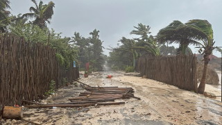 Тропическата буря Деби се засилва докато се приближава към сушата