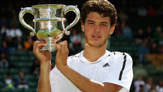 Ягоди със сметана играчи облечени в бяло ястребът Руфъс