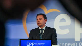 Основният опозиционен лидер на Португалия обеща в събота да намали