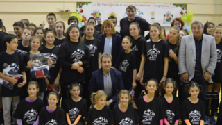 Столична община зарадва стотици деца на коледен спортен празник
