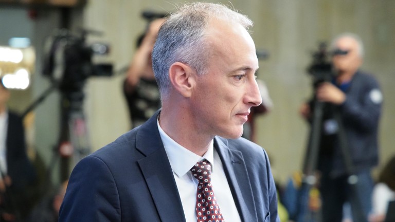 Министър Вълчев: Тежките програми демотивират учениците и те научават доста по-малко