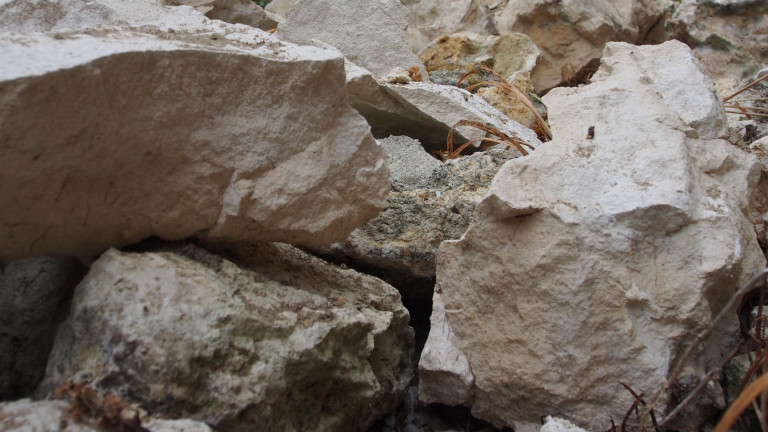 Паднали камъни ограничиха движението между Мездра и Ботевград
