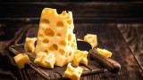  Защо обичайното швейцарско сирене има дупки 