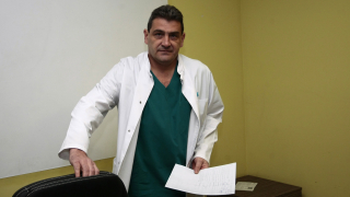 Доктор Шивачев, спасяващ деца, вижда смисъл да остане в България