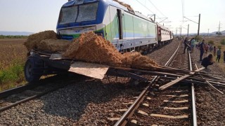 Бързият влак Бургас София блъсна тир край Карнобат съобщава БНТ Инцидентът