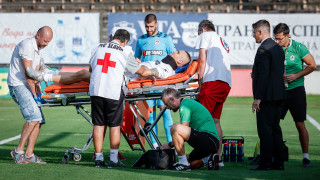 Защитникът на Славия Виктор Генев който получи тежка контузия след