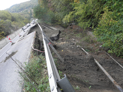 Пропадна подпорна стена и откъсна едната лента от пътя за Банско