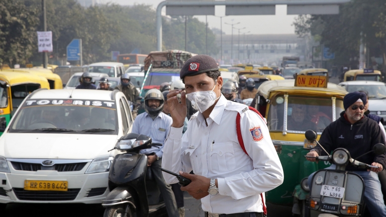 Делхи бори замърсяването с четни и нечетни номера за колите