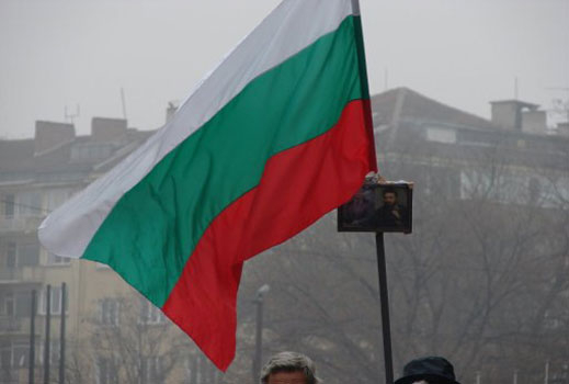 "Ню Йорк Таймс": Две кризи - банкова и политическа, сриват доверието в България