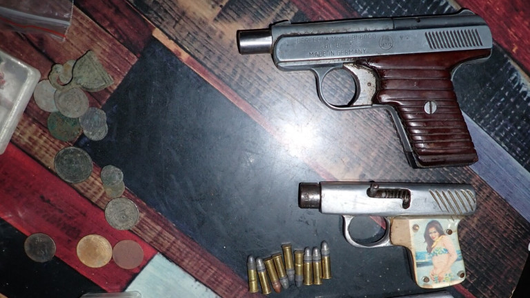 Иззеха антики, незаконни оръжия и нелегален алкохол от дома на мъж в Разградско