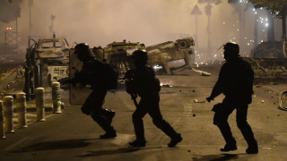 Над 400 арестувани при трета нощ на безредици във Франция