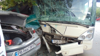 Автобус удари пет коли в Пловдив