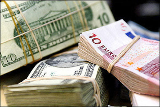 Доларът с едномесечен връх към еврото