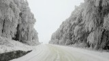  Снеговалеж, плевел вятър и снегонавявания стопират придвижването от Карнобат до Бургас 