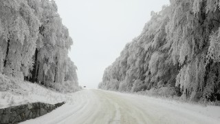 Снеговалеж, бурен вятър и снегонавявания спират движението от Карнобат до Бургас