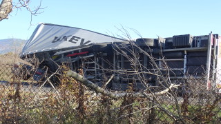 Тир със скрап се обърна в Кресненското дефиле