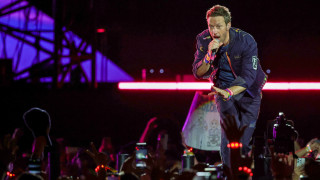 Да си представим следната сцена еуфория светлини музика хиляди фенове пеят