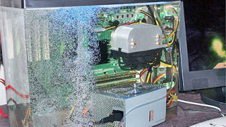 Ентусиасти поставиха компютър в аквариум с масло