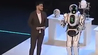 Вискотехнологичен робот показан на руски форум се оказва мъж в костюм