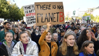 Милиони пак заливат улиците по света, настояват за борба с климатичната криза