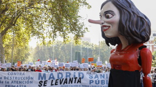 Хиляди здравни работници в Мадрид поискаха по-добро обществено здравеопазване 