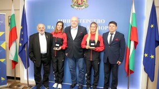 Министър Кралев връчи почетни плакети на европейските шампионки Габриела и Стефани Стоеви