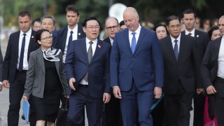 С полагане на венец на паметника на Незнайния войн започна