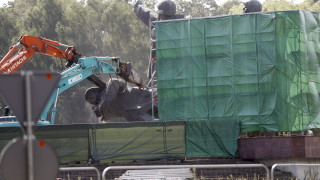 В Рига беше демонтирана основната част от Паметника на освободителите