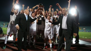 Министърът на младежта и спорта Красен Кралев който награди