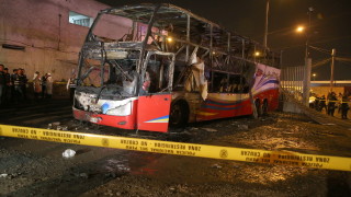 Най малко 20 души загинаха при пожар на двуетажен пътнически автобус