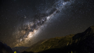 Млечният път дом на нашето слънце и милиарди други звезди поглъща