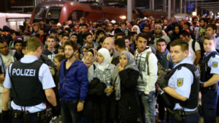 Мюнхен няма капацитет за прием на повече бежанци, чудят се какво да ги правят