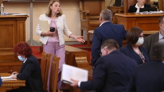 Депутатите актуализираха бюджета посред нощ